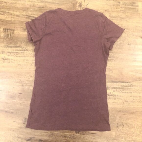 𝅺converse All Star Chuck Taylor Graphic T-shirt Women’s V-Neck Burgundy/Plum - Picture 4 of 7